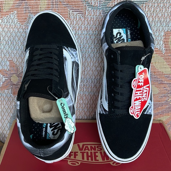 Vans WMNS Comfycush Old Skool 
After Dark Black/White
VN0A5DYCBZW
sneakers - Picture 13 of 16